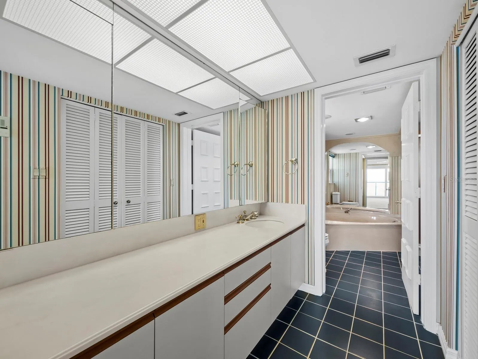 Bedroom 2 ensuite bath