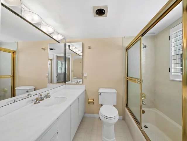 Bedroom 3 ensuite bath