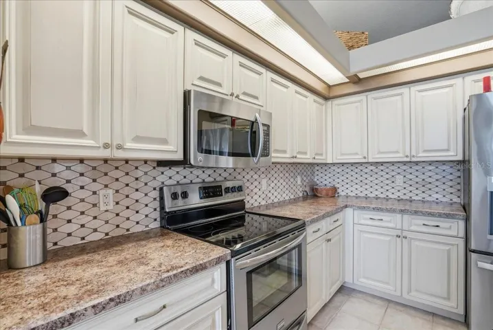 Beautiful Kitchen with custom Cabintry.