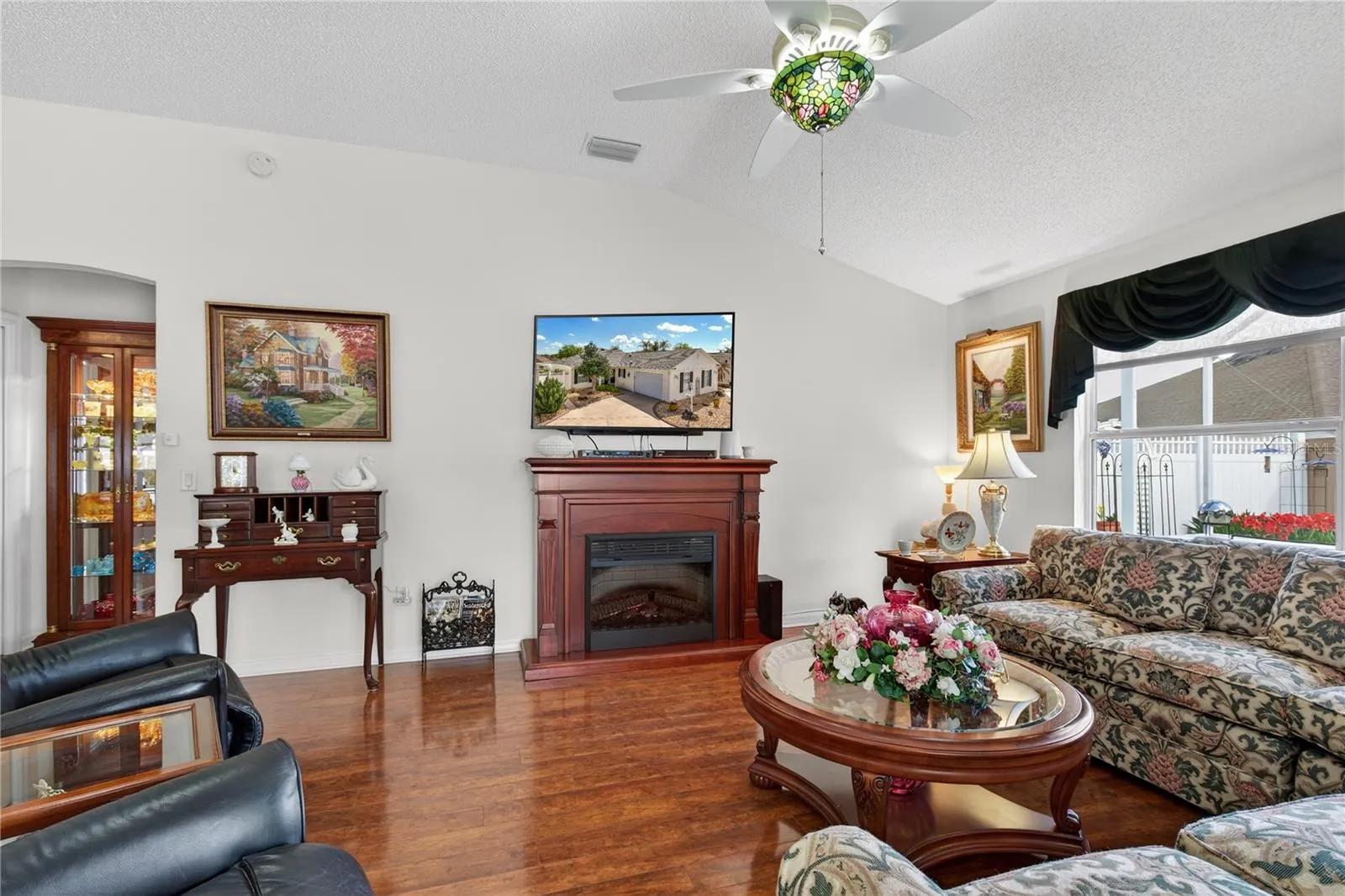 NOTICE THE UPGRADED CEILING FAN WITH TIFFANY LAMPSHADE