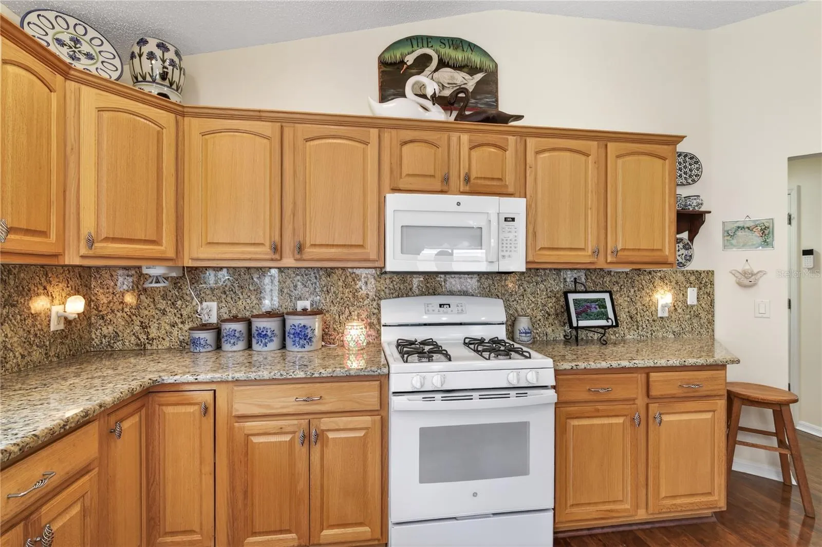 SPACIOUS GRANITE COUNTERS