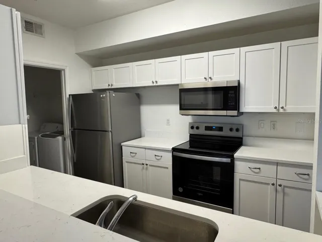 Lot's of cabinets