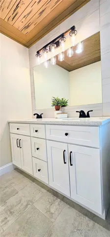 Double Vanity Quartz Countertops in Owners Suite