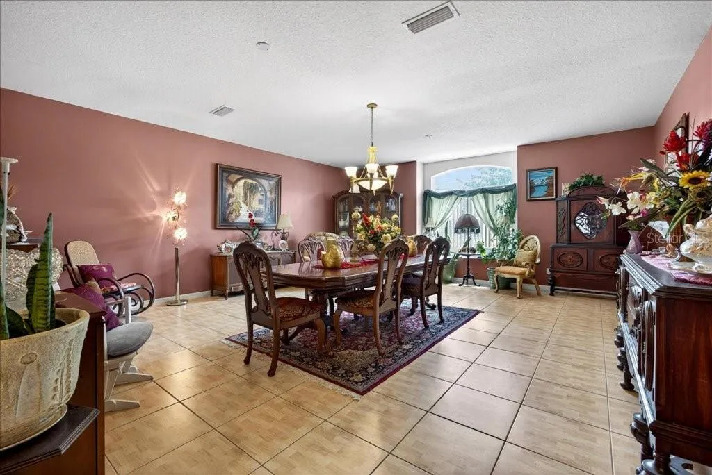 Large Dinning room for all your gathering!