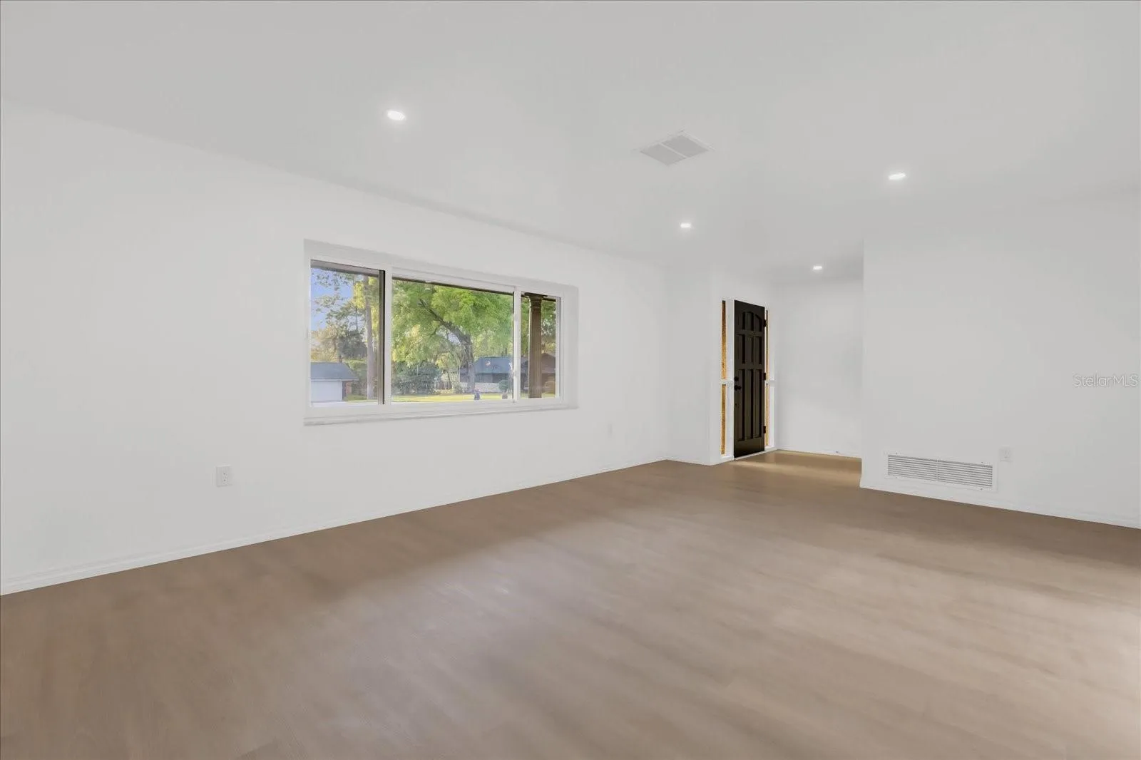 Living Room from a different angle, approx 19x13. Perfect for large gatherings, near Dining, Kitchen and Family room for overflow.
