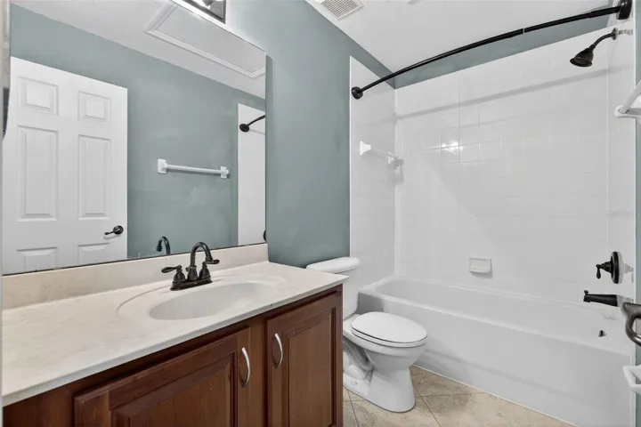 Upstairs full bathroom