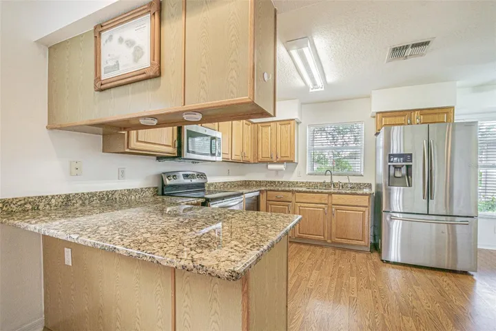 Breakfast bar in this functional kitchen!