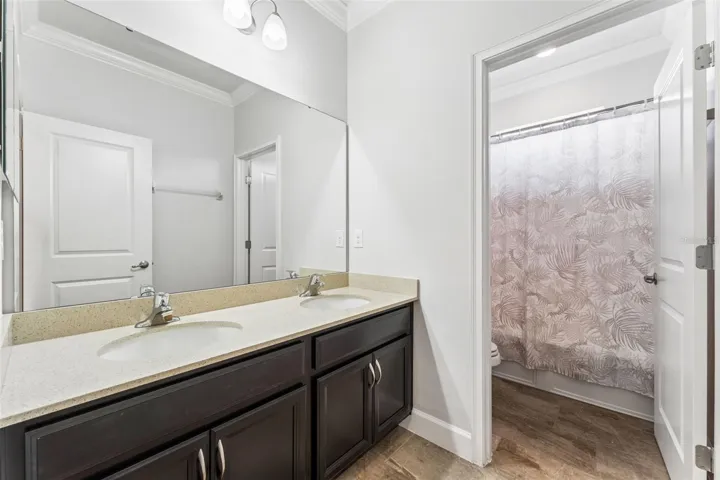 Full guest bath.