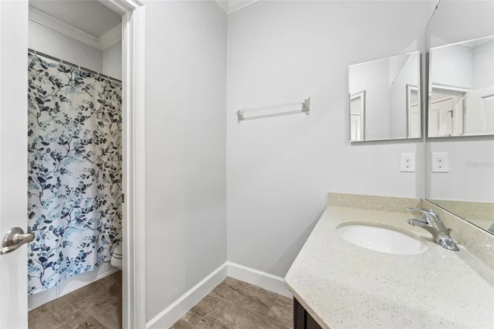 Full en-suite bath.
