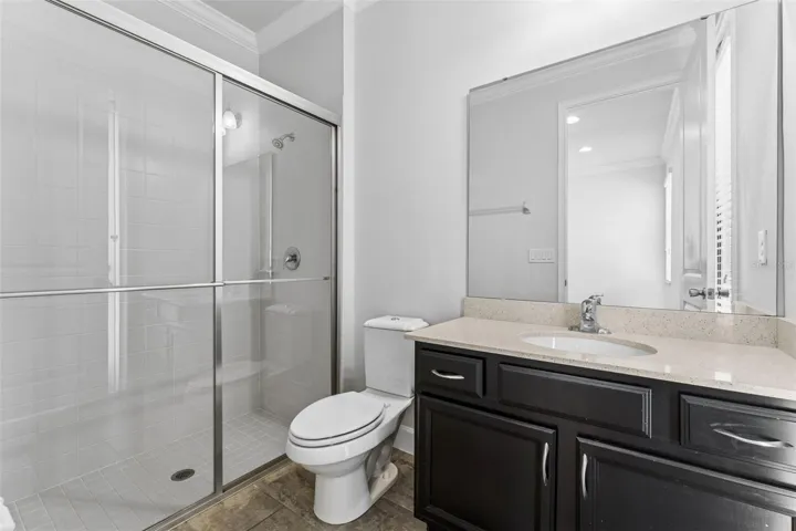 Main floor en-suite bath.