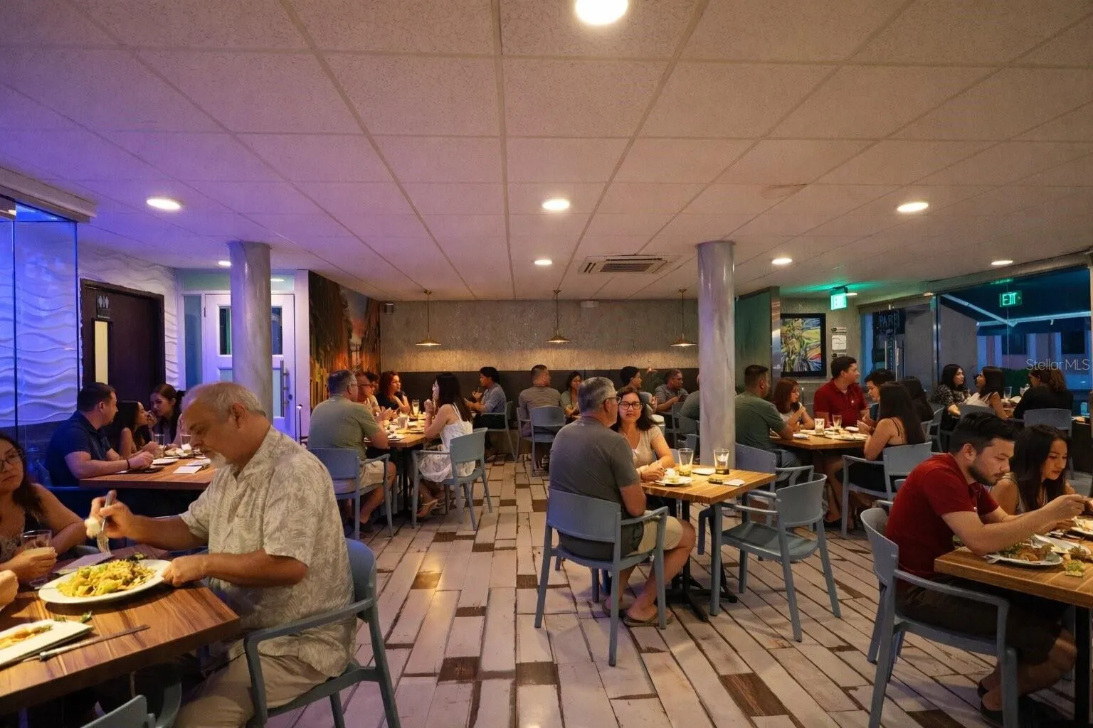 Dining Crowd