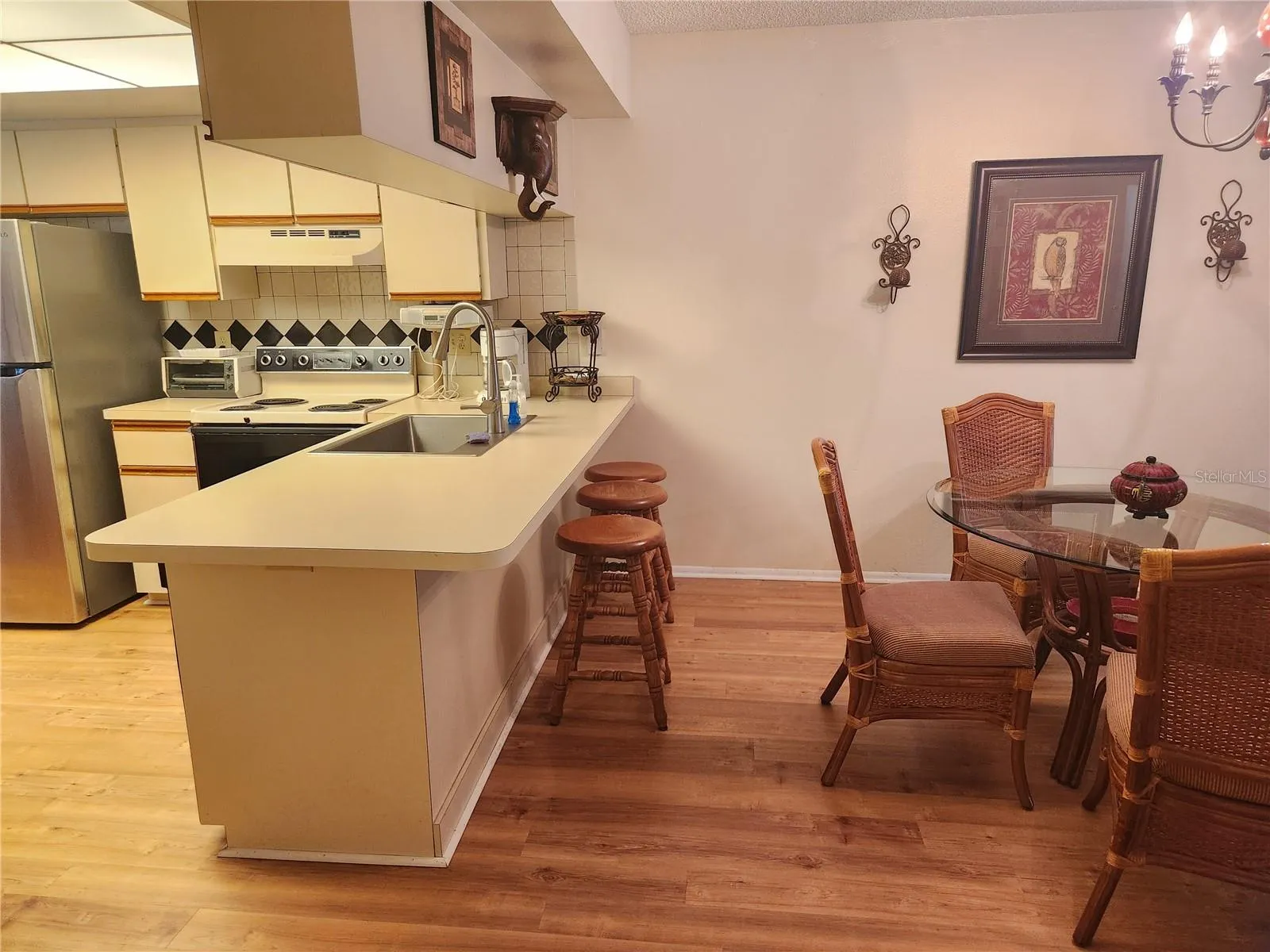 Breakfast Bar to Dining room