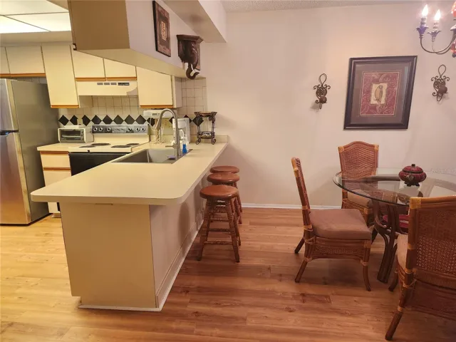 Breakfast Bar to Dining room