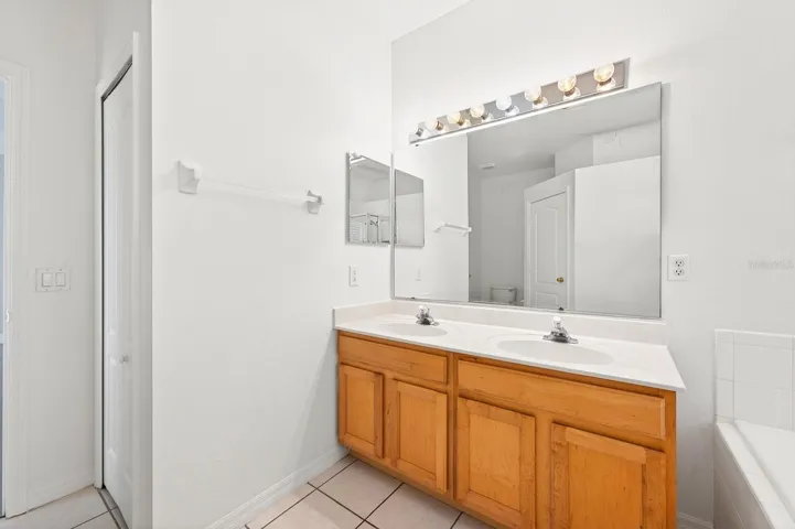Primary en-suite bath.