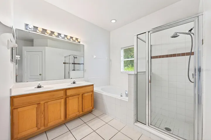 Primary en-suite bath.