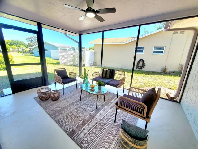 OUTDOOR LIVING