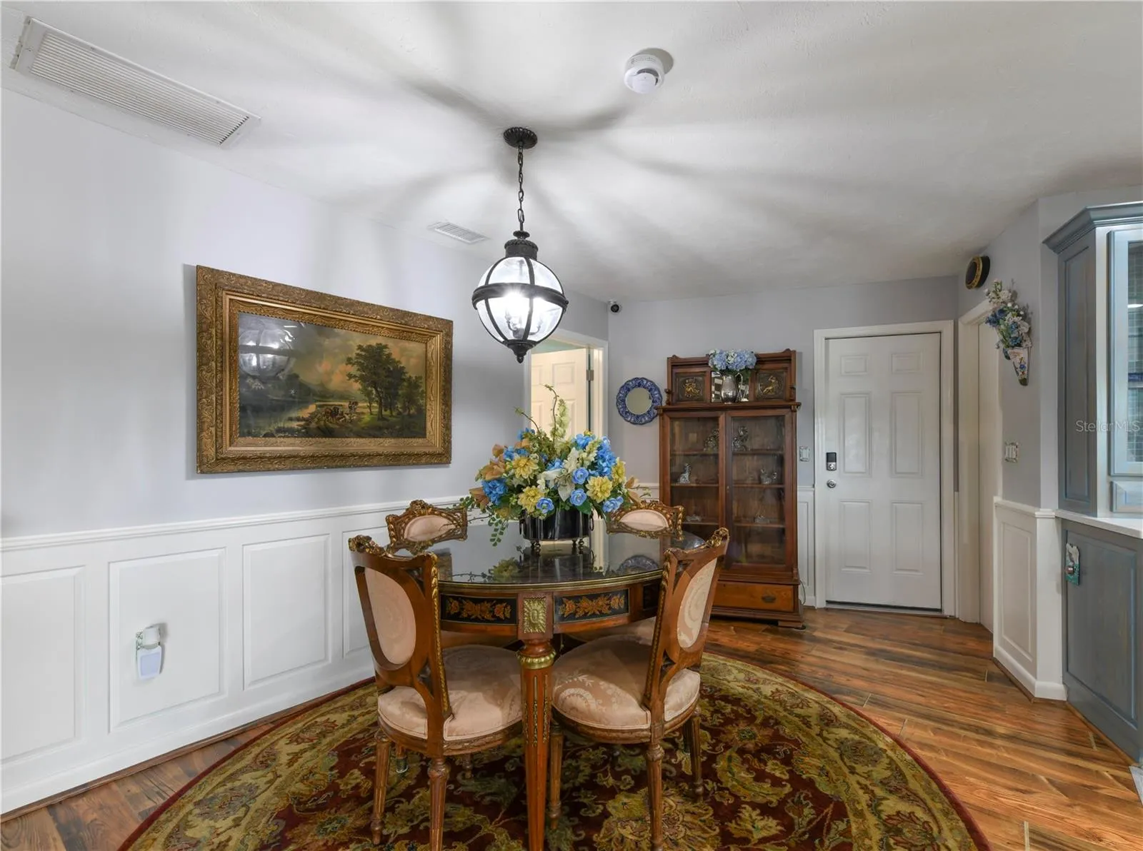 Eating space off the kitchen