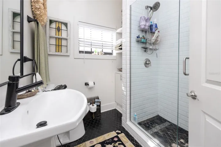 1020 S Rome Ave Unit A - Bathroom