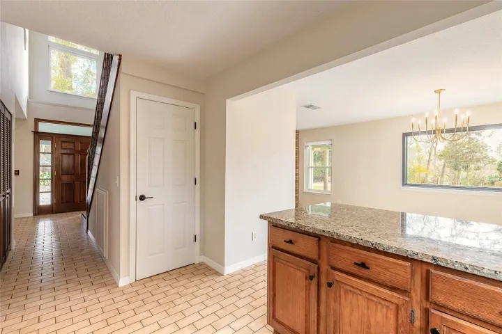 2-story foyer with