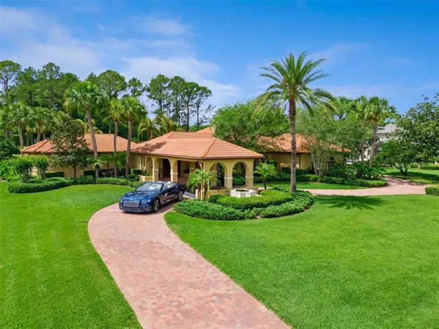 Welcome to your sprawling estate oasis!