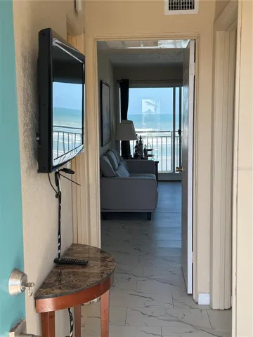 Entry way with view to the ocean