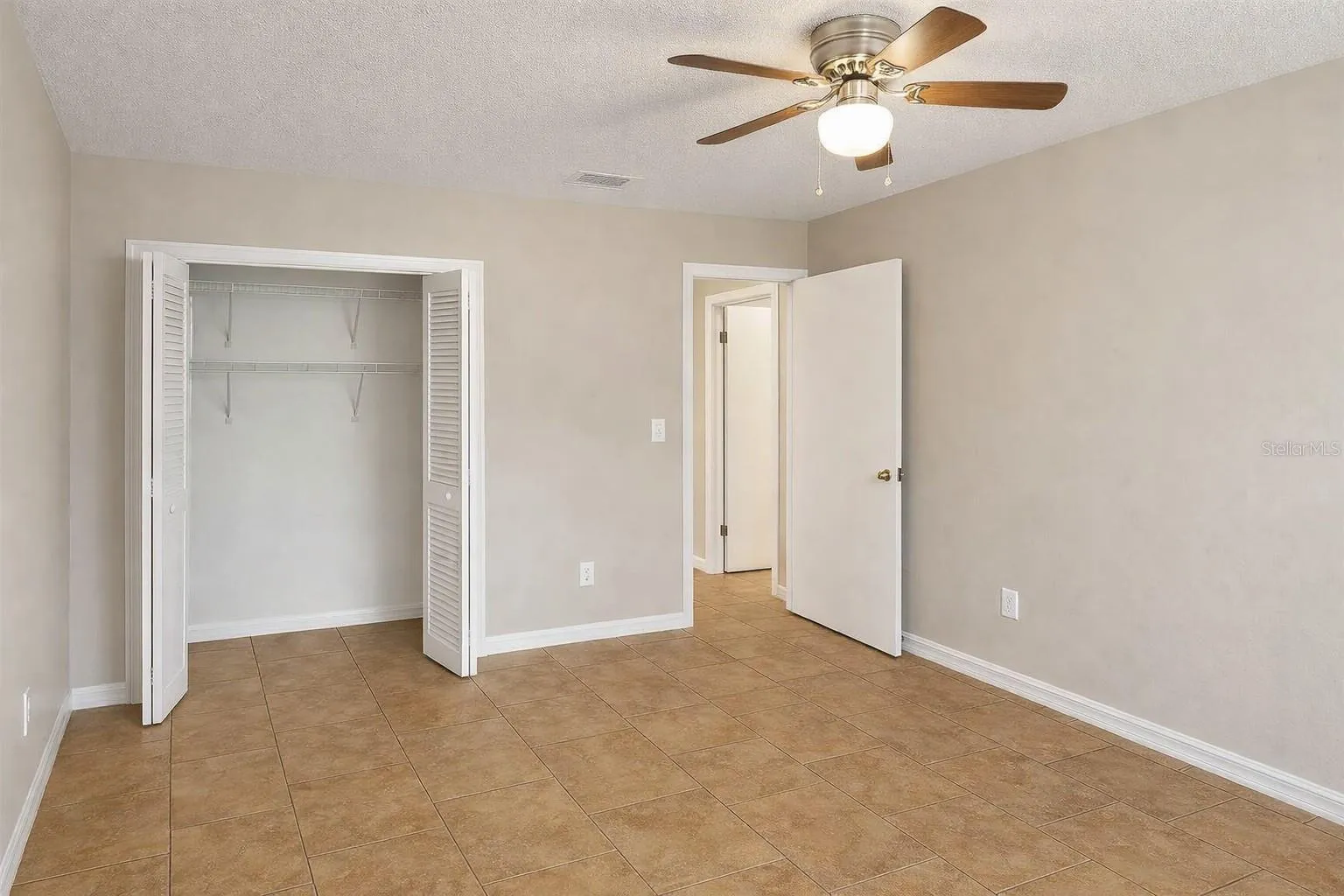 Additional bedroom ideal for guests or office