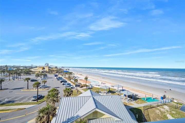 Beach parking next door gives unobstructed water views
