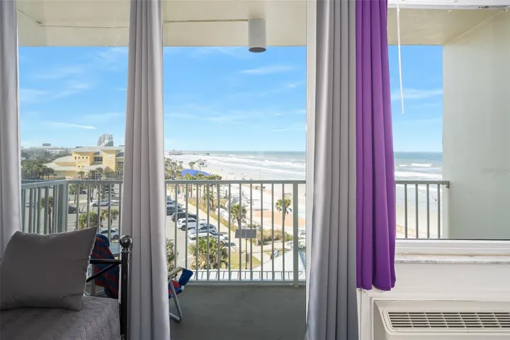 Daytona Pier in the background