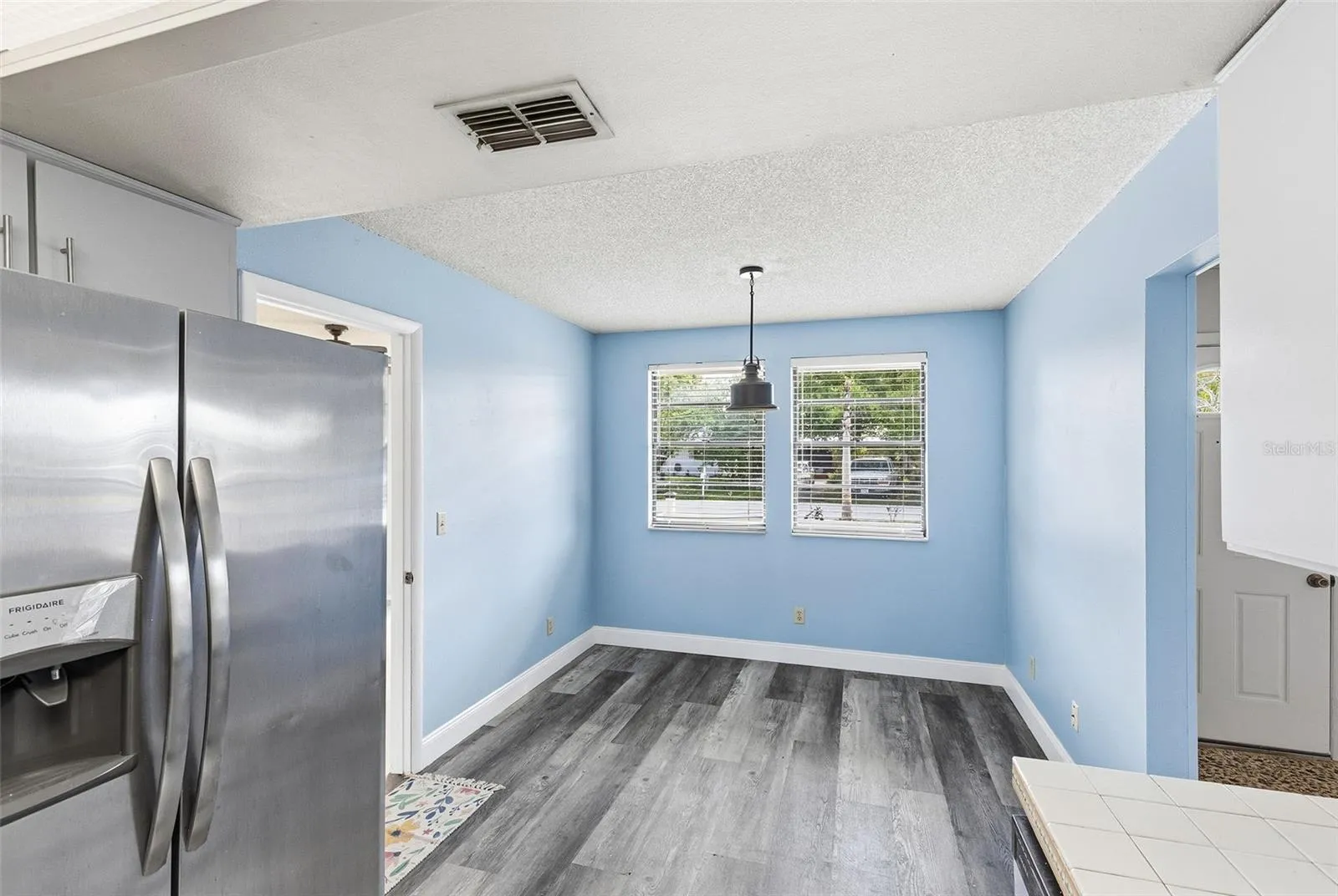 breakfast nook/dining