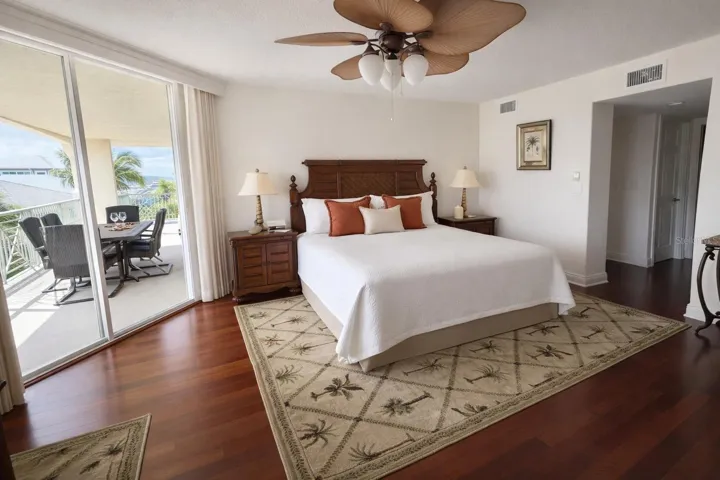 Master bedroom/ access to balcony