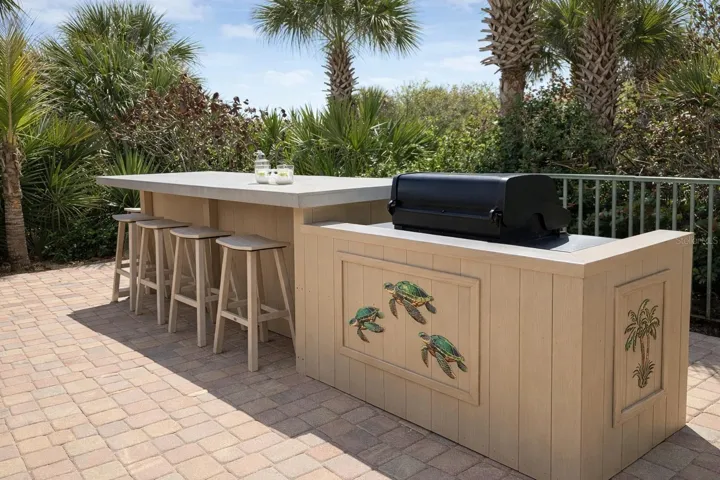 Outdoor grill and bar