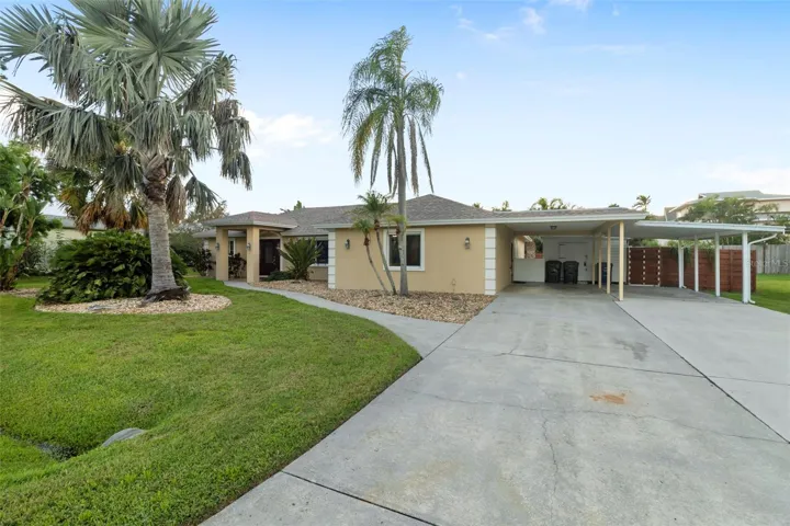 Welcome to Beechwood Ave....LARGE 3 BED/ or 4 BED, 2.5 Bath home.