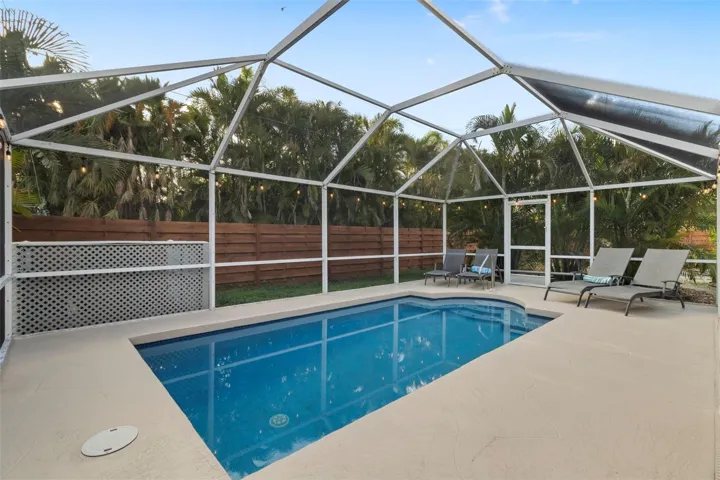 No need to worry about leaves falling in the pool