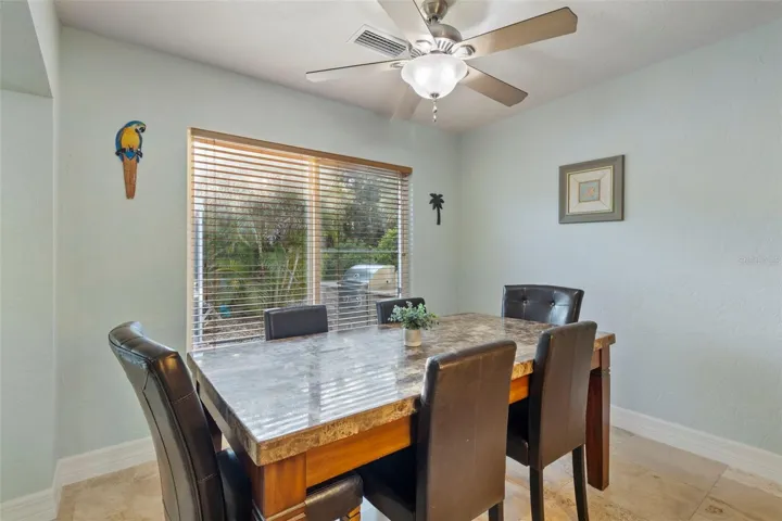 East-in kitchen table