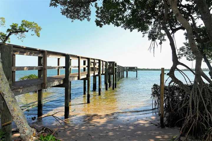 Fishing pier in Bay