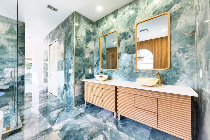 Owner's suite private bath.