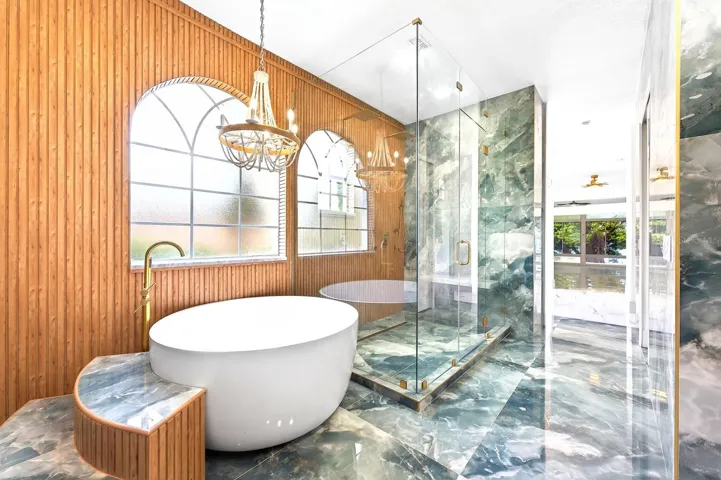 Owner's suite private bath.
