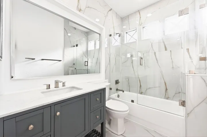 Full en-suite bathroom.