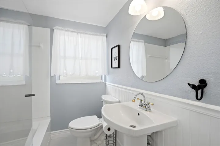 Bathroom 2 (1st floor)