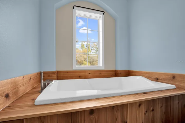 MASTER SOAKING TUB