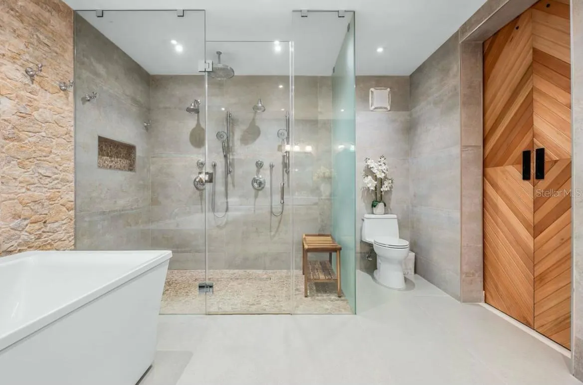 Master suite bathroom