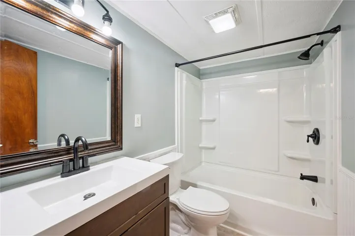 Hall bathroom with tub/shower combo