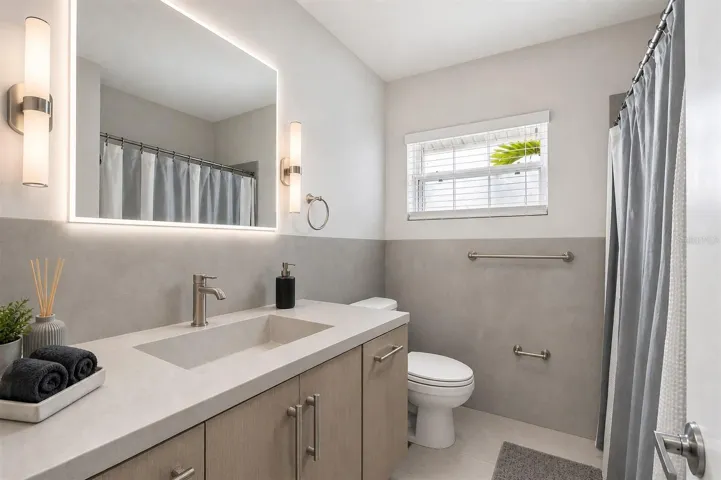 virtualy updated bathroom