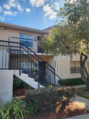 Great location close to shopping,restaurants, pool & clubhouse & more!