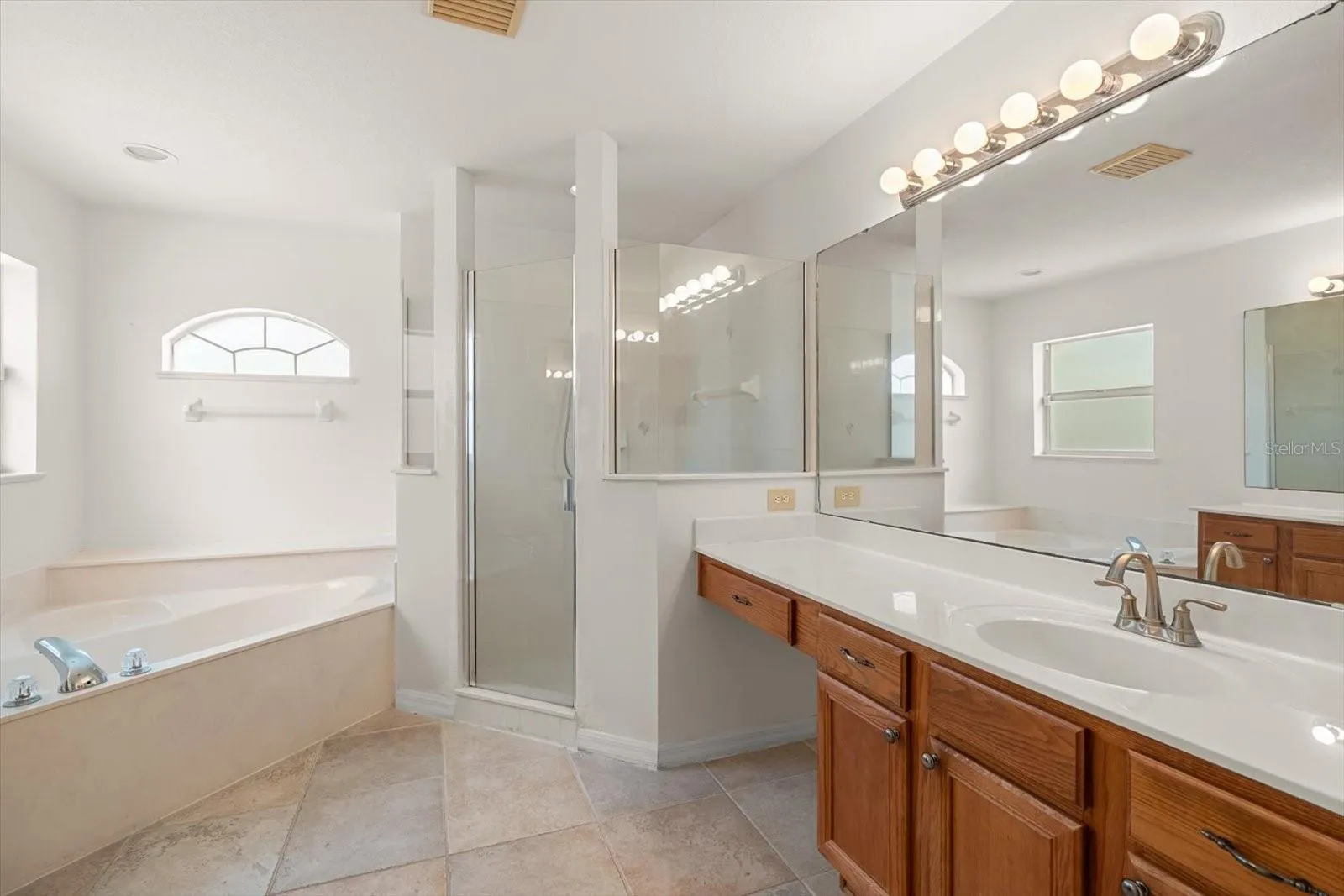 En suite bathroom with double sinks