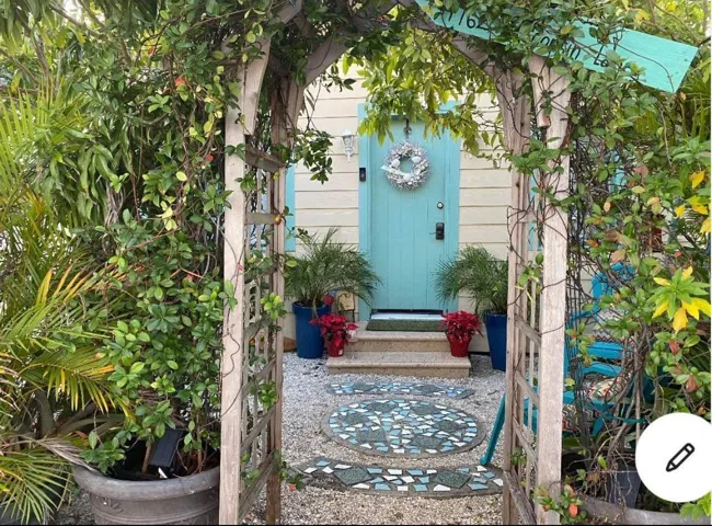 Middle Cottage Entryway | 1760 & 1762 Wisconsin, Sarasota, FL 34239