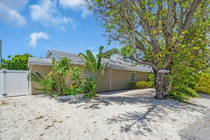 Exterior front corner of 1761 Siesta | 1761 Siesta Drive