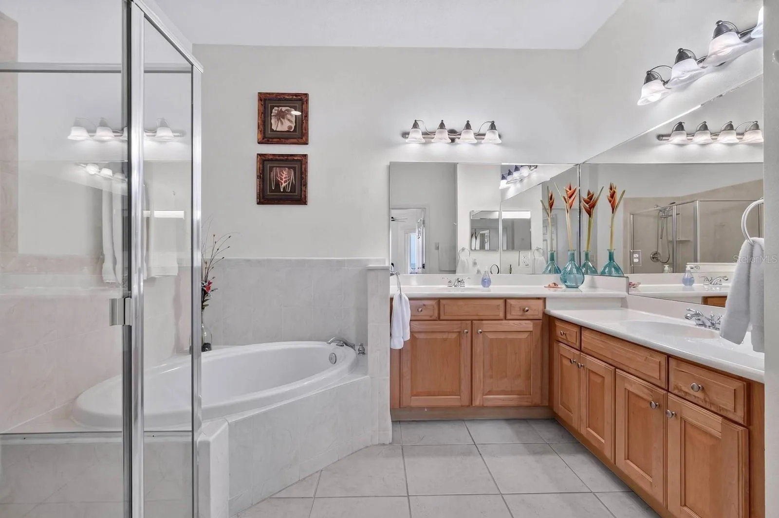 Garden tub with seperate shower.