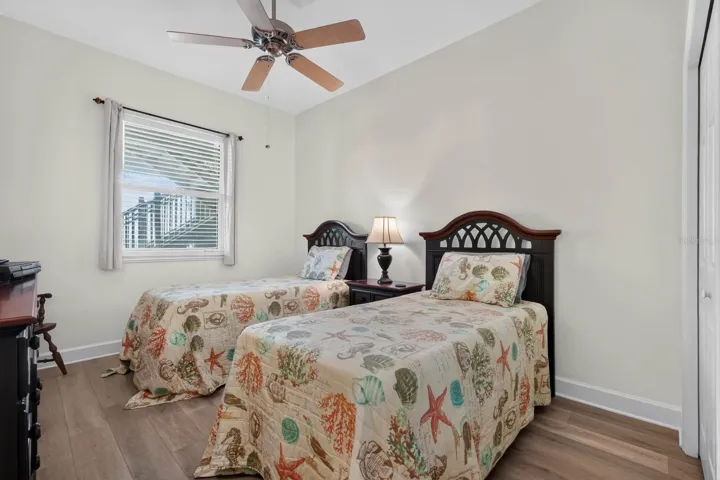 Third bedroom. Twin beds.