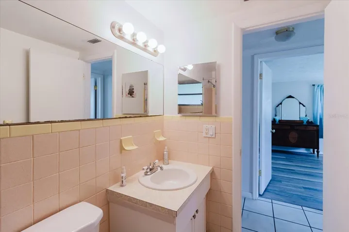 View In The Full Bathroom In Front Of The Shower/Tub